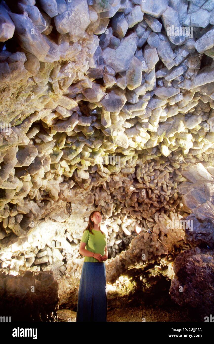 Ohio South Bass Island Crystal Cave, Geode Celestine Kristalle führen weibliche Mädchen Teenager im Inneren Stockfoto