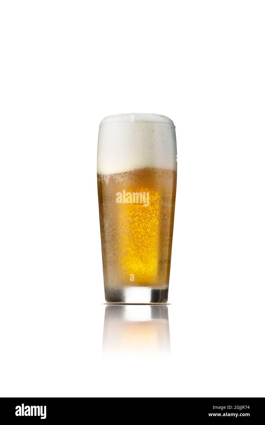 Bierglas isoliert auf weißem Hintergrund mit Schaum. Stockfoto
