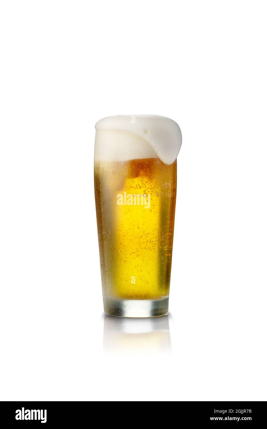 Bierglas isoliert auf weißem Hintergrund mit Schaum. Stockfoto