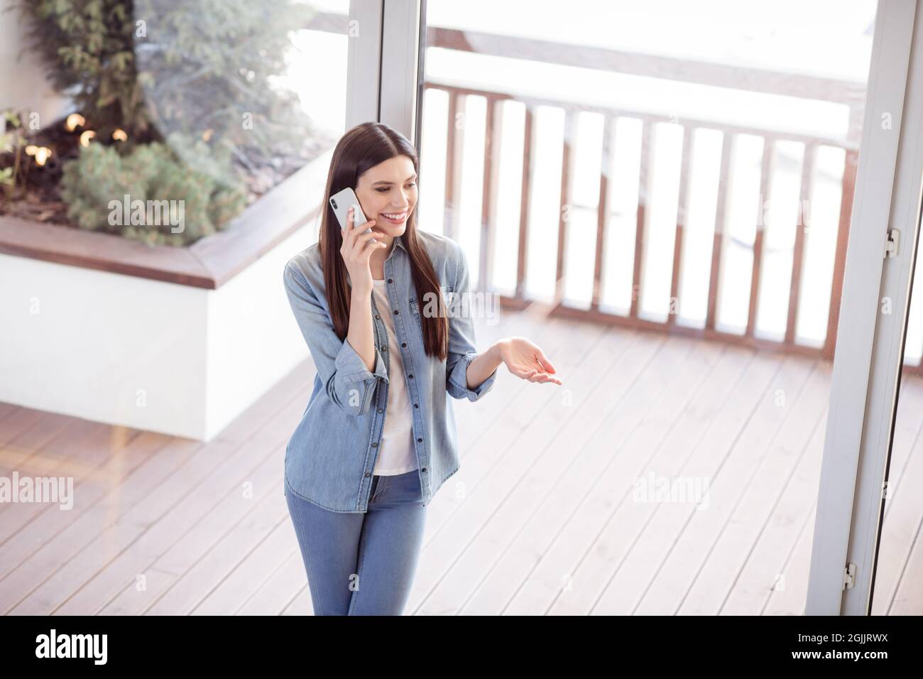 Foto von charmanten glücklich nette junge Frau Telefongespräch gute Laune drinnen im Haus Stockfoto
