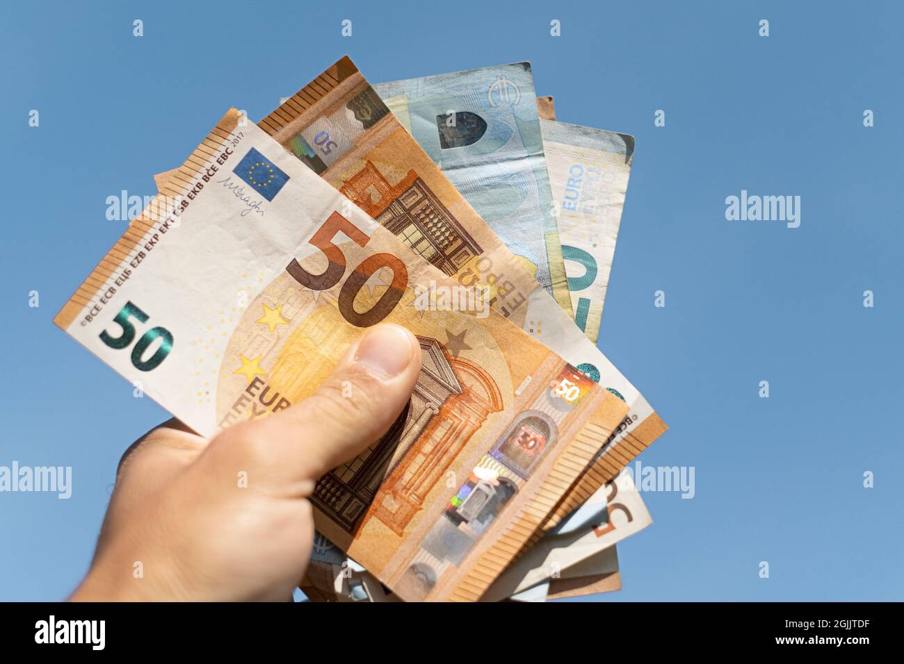 Mann Hand hält Euro-Währung Banknoten, Geld sparen, Wirtschaft Business Finance Stockfoto