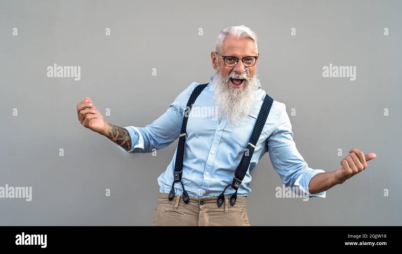 Glücklicher älterer Mann feiert und lacht vor der Kamera - Mode Ältere Männer Lifestyle-Konzept Stockfoto