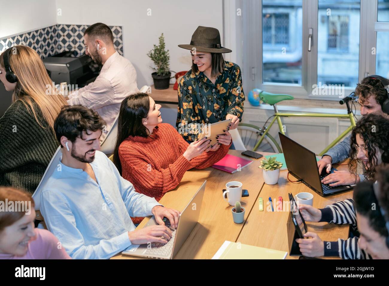 Junge Menschen in Co-Working kreativen Raum - Jugend Millennial Generation und Business-Technologie-Konzept Stockfoto