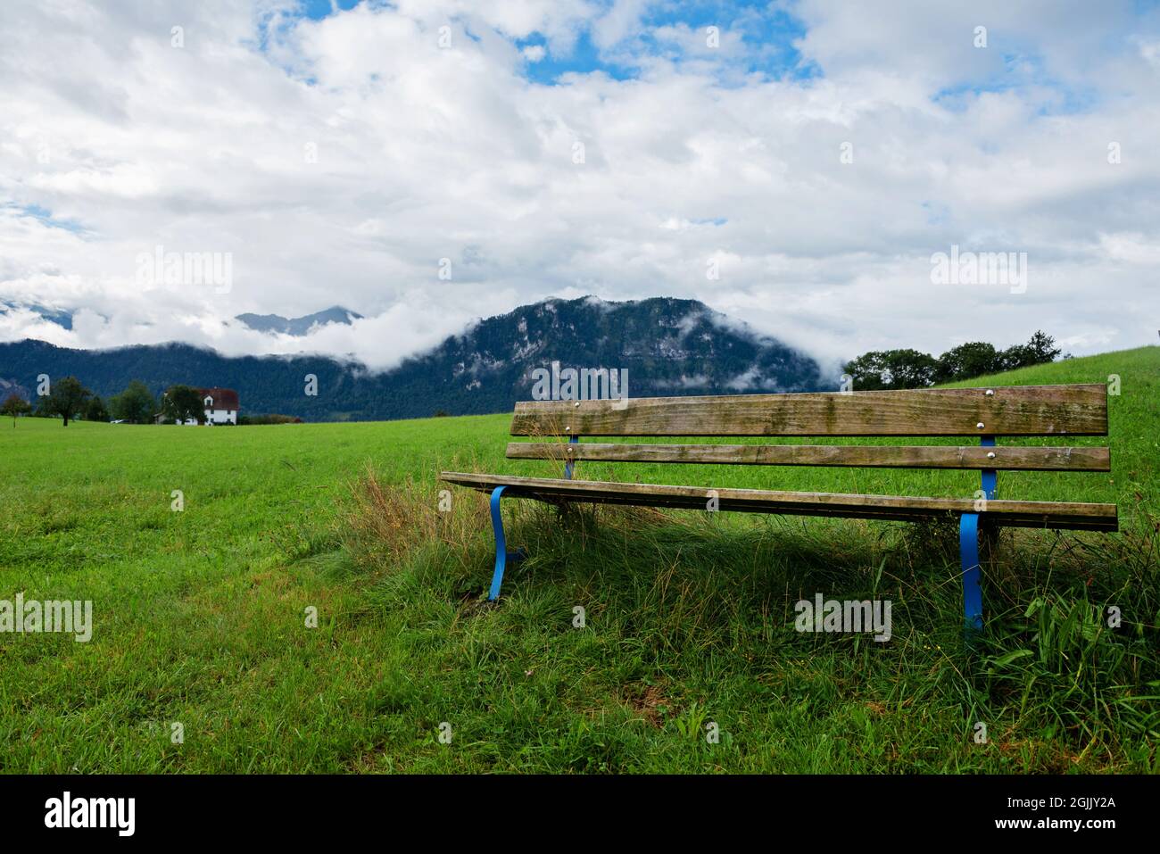 Ein ruhiger Ort zum Ausruhen und Entspannen. Eine leere Holzbank. Schweiz  Stockfotografie - Alamy
