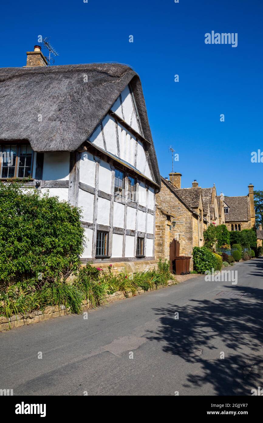 Stein- und Strohhütten im Cotswold-Dorf Stanton, Gloucestershire, England Stockfoto