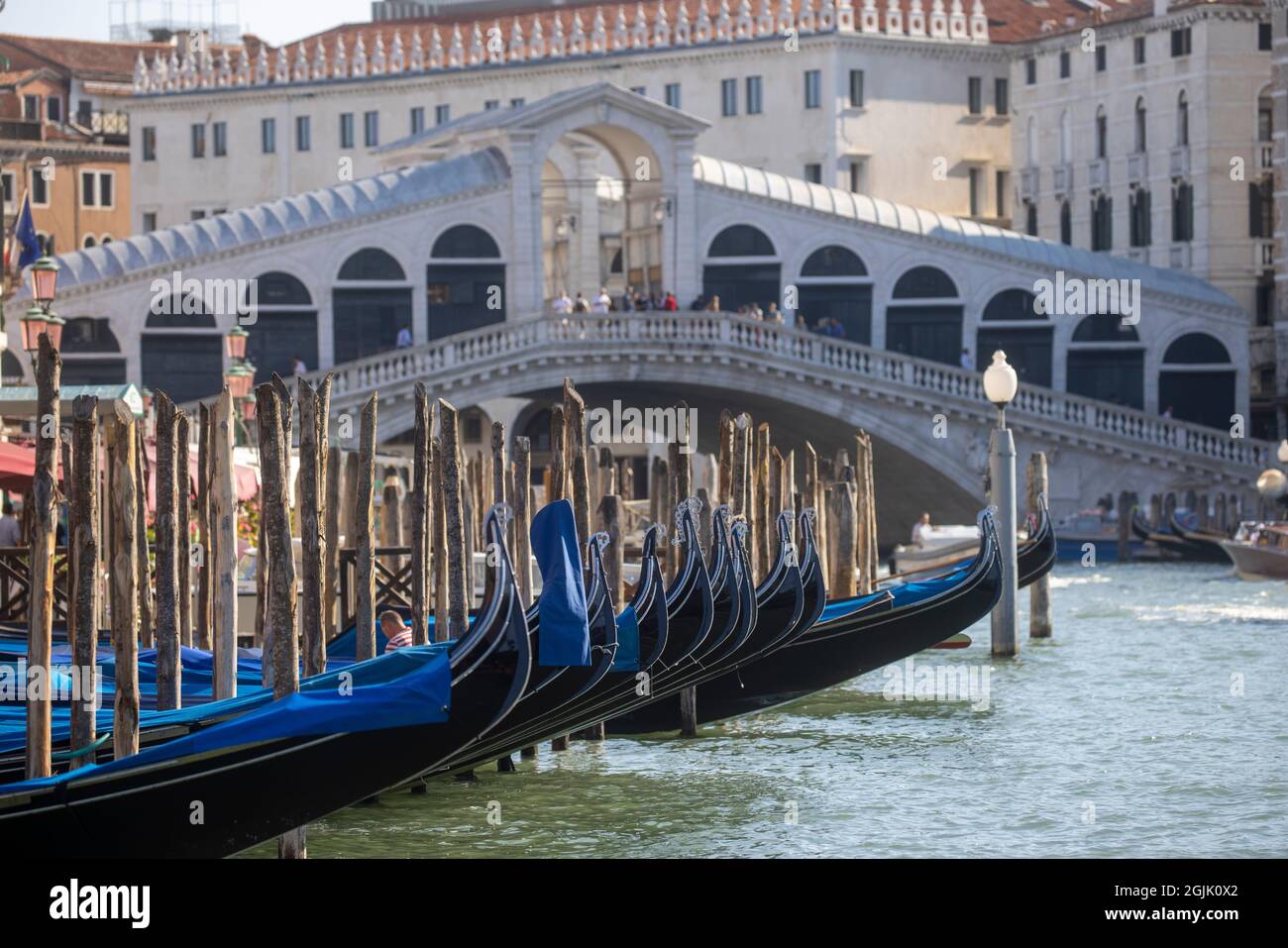Gondeln auf dem Canal Grande in Venedig. Der Kanal führt vom Bahnhof Santa Lucia zur Lagune von San Marco. Touristen nehmen gerne Gondeln. Stockfoto
