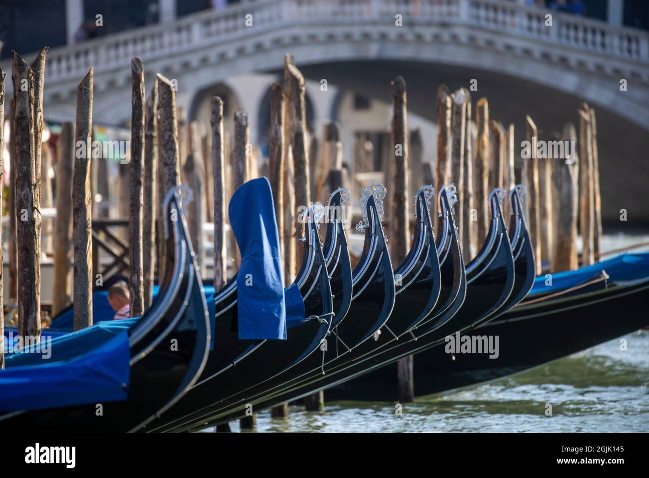 Gondeln auf dem Canal Grande in Venedig. Der Kanal führt vom Bahnhof Santa Lucia zur Lagune von San Marco. Touristen nehmen gerne Gondeln. Stockfoto