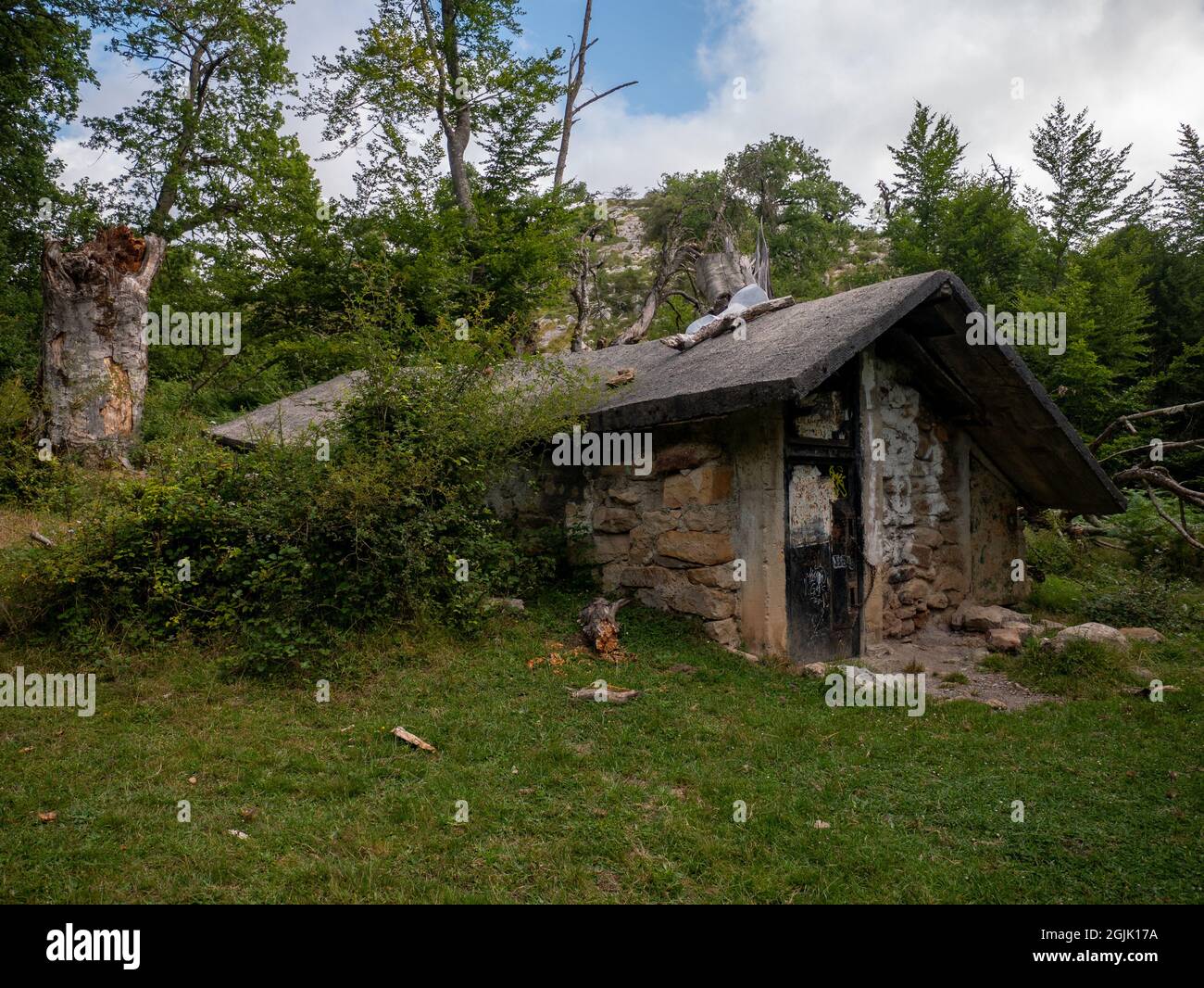 Nahaufnahme eines alten Steinhauses an einem abgelegenen Ort, ono a Berg Stockfoto