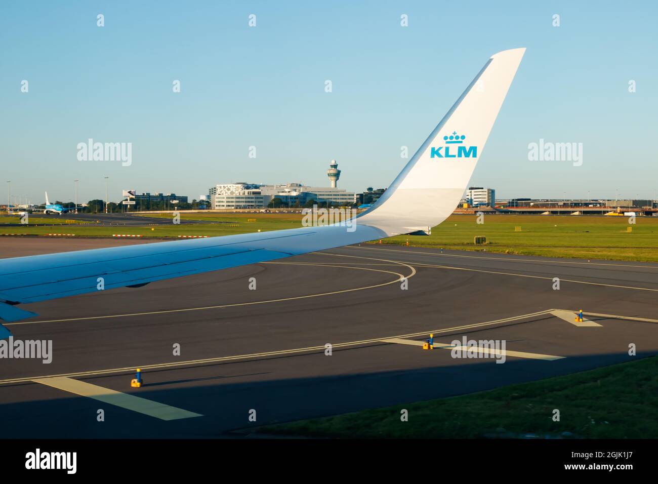 Amsterdam, Niederlande - 17. Juli 2021: KLM Plain fährt vom Flughafen Schiphol ab. Stockfoto