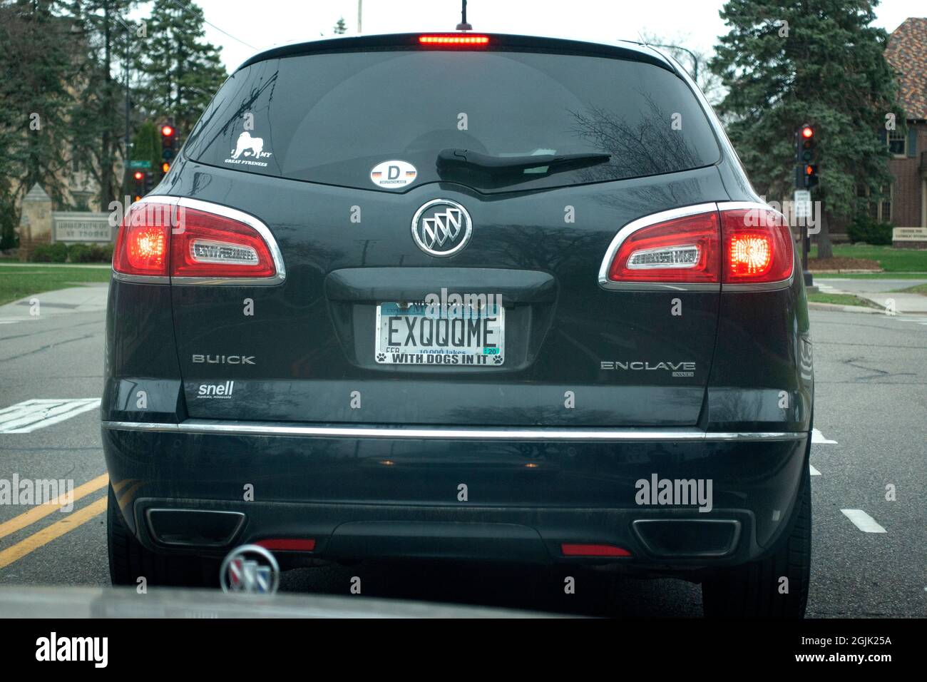 Buick SUV mit einem Nummernschild mit der Aufschrift „EXQQQME“, das als „Entschuldigung“ interpretiert werden kann. St. Paul Minnesota, USA Stockfoto