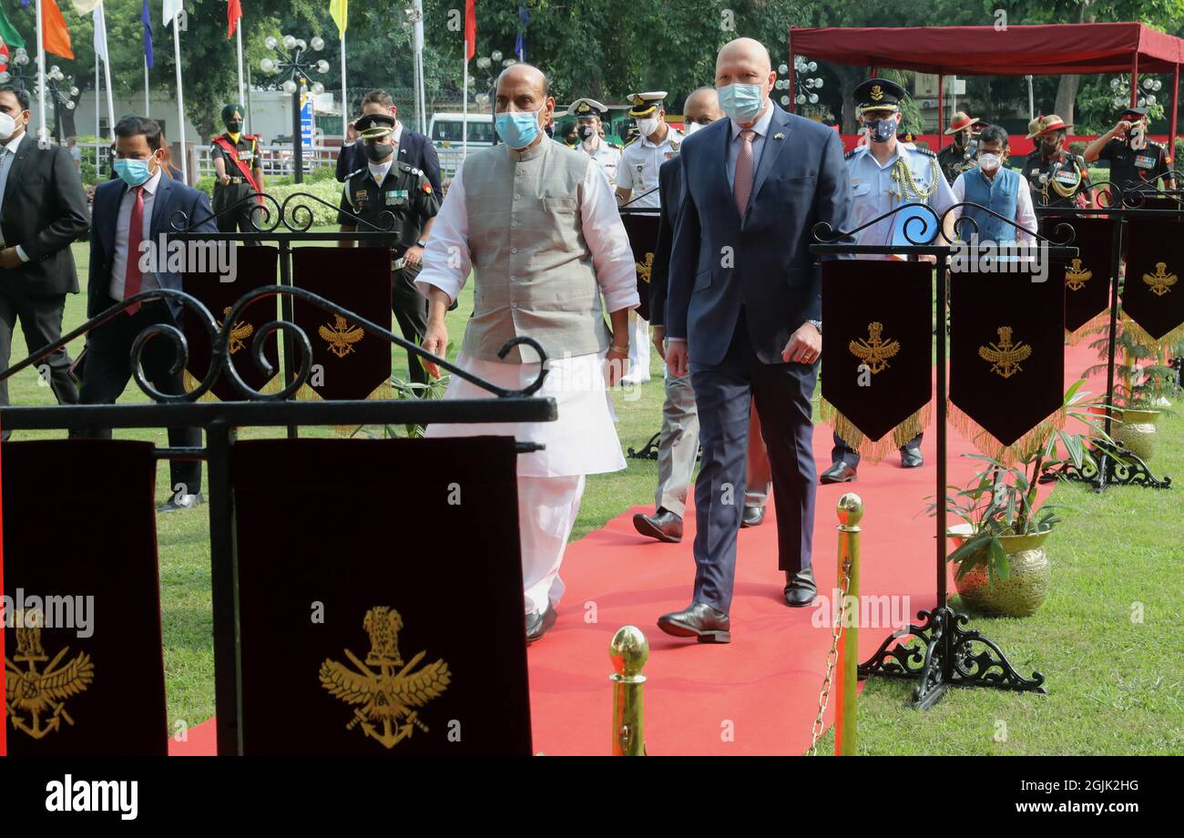 Neu-Delhi, Indien. September 2021. Der indische Verteidigungsminister Rajnath Singh (links) tritt mit dem australischen Verteidigungsminister Peter Dutton (rechts) zusammen, beide tragen Gesichtsmasken während eines feierlichen Empfangs vor einem Treffen.der australische Verteidigungsminister Peter Dutton, Die WHO kam zu einer zweitägigen offiziellen Tournee nach Indien, um an dem ersten zwei-plus-zwei-Ministerdialog zwischen den beiden Ländern während der Covid-19-Zeit teilzunehmen. Kredit: SOPA Images Limited/Alamy Live Nachrichten Stockfoto