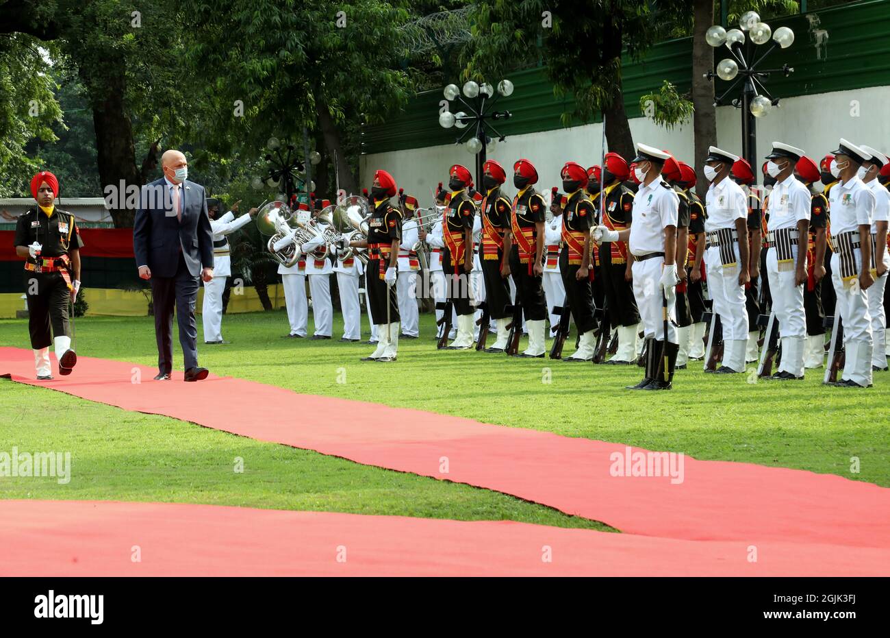 Neu-Delhi, Indien. September 2021. Der australische Verteidigungsminister Peter Dutton (Mitte), der eine Gesichtsmaske trägt, inspiziert die Ehrenwache während eines feierlichen Empfangs vor einem Treffen mit dem indischen Verteidigungsminister Rajnath Singh.der australische Verteidigungsminister Peter Dutton, Die WHO kam zu einer zweitägigen offiziellen Tournee nach Indien, um an dem ersten zwei-plus-zwei-Ministerdialog zwischen den beiden Ländern während der Covid-19-Zeit teilzunehmen. (Foto von Naveen Sharma/SOPA Images/Sipa USA) Quelle: SIPA USA/Alamy Live News Stockfoto