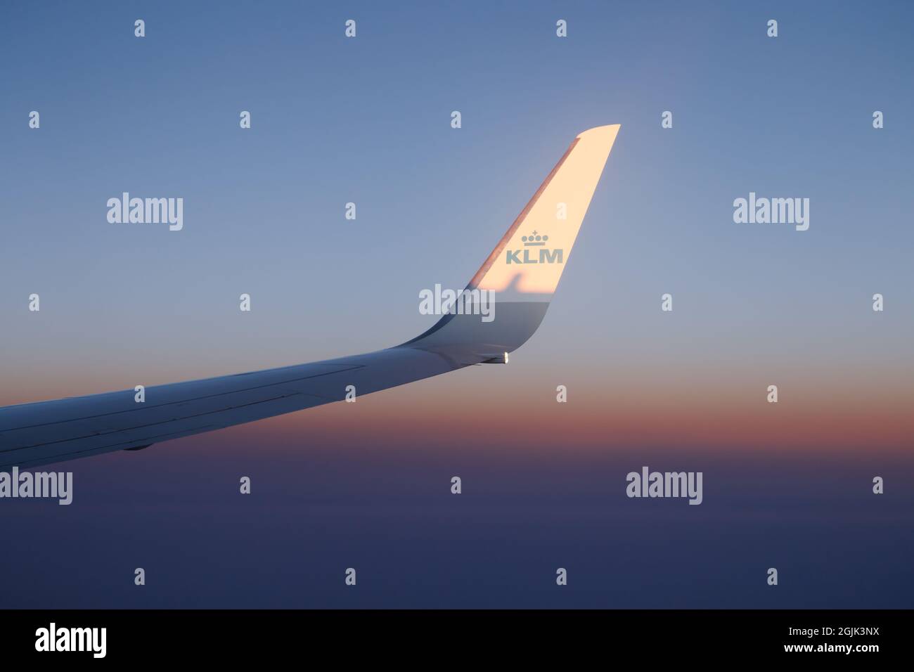 Helsinki, Finnland - 17. Juli 2021: KLM Plain wing against beautiful Sunset. Flug von Amsterdam nach Helsinki. Stockfoto