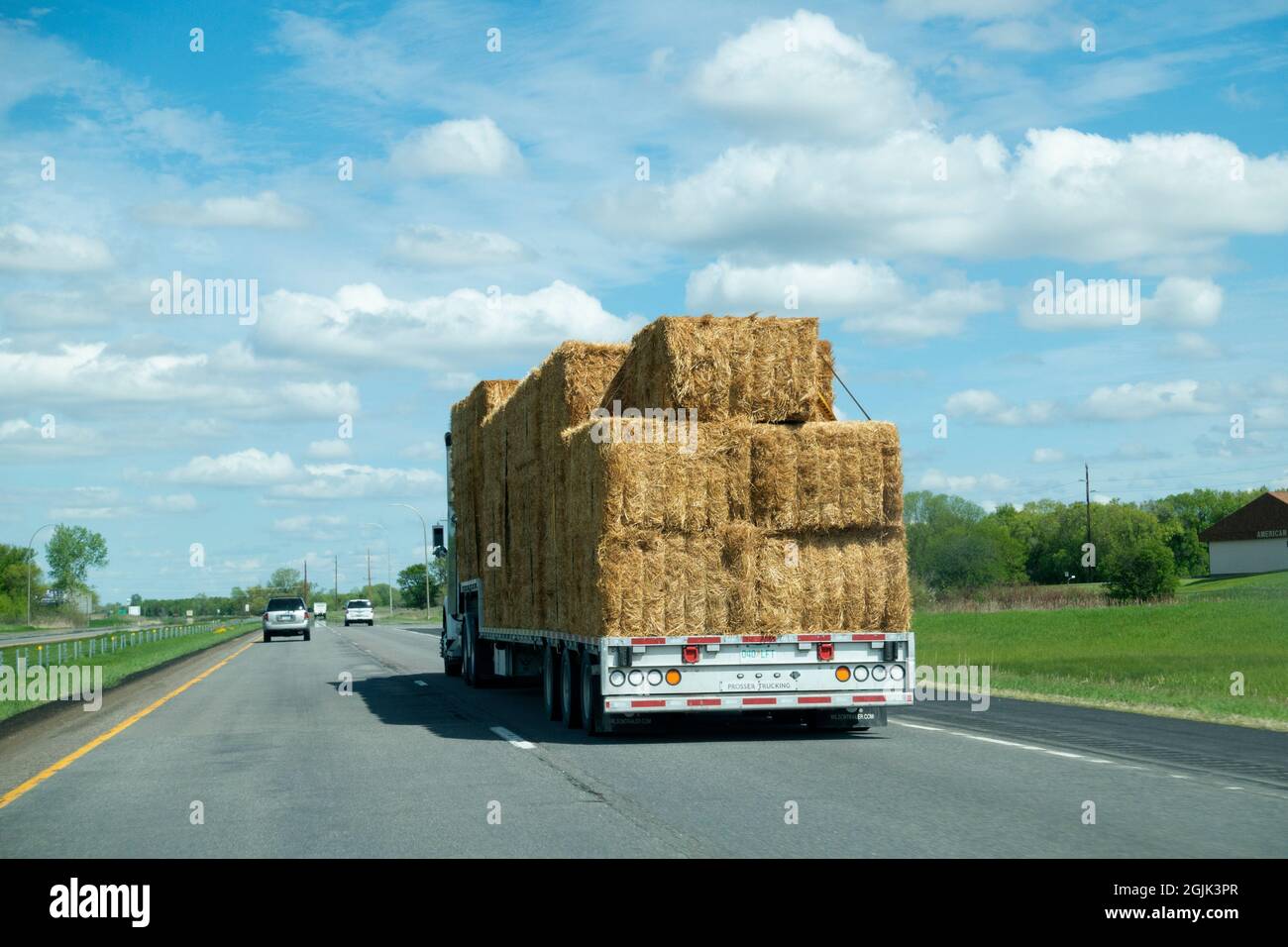 LKW mit Heuballen auf der Autobahn. Autobahn 94 Minnesota, USA Stockfoto