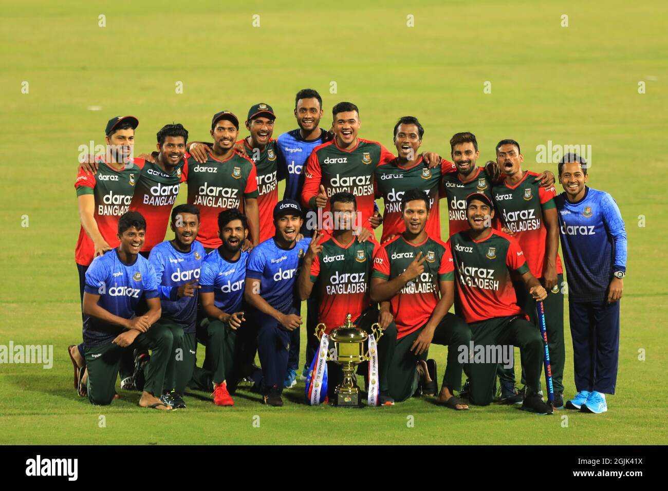 Dhaka, Bangladesch. September 2021. Die Kricketspieler von Bangladesch posieren für ein Bild, nachdem sie im Sher-e-Bangla National Cricket Stadium die T20-Serie 3-2 zwischen der Cricket-Mannschaft von Bangladesch und Neuseeland gewonnen haben. (Foto von MD Manik/SOPA Images/Sipa USA) Quelle: SIPA USA/Alamy Live News Stockfoto