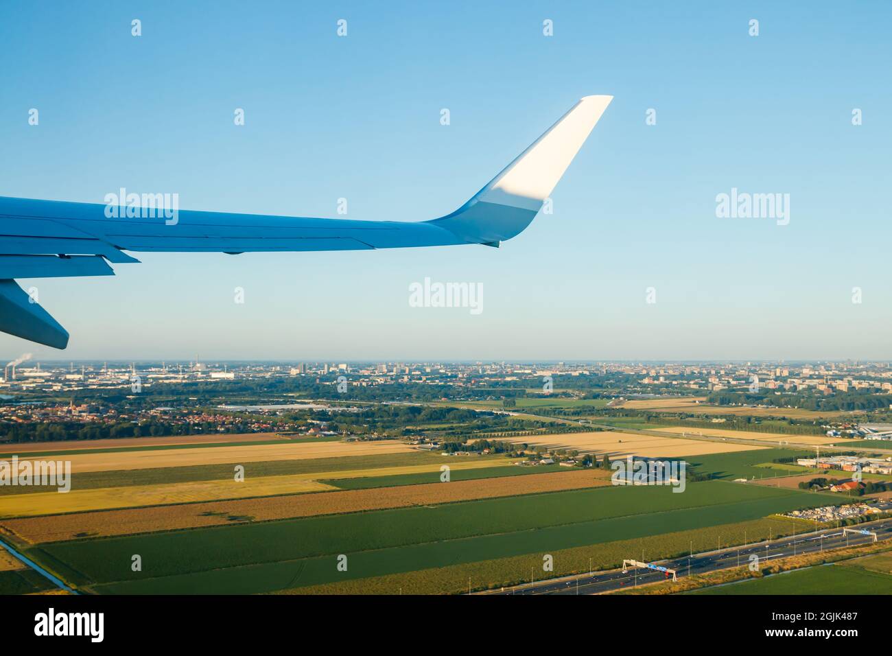 Amsterdam, Niederlande - 17. Juli 2021: KLM Plain fährt vom Flughafen Schiphol ab. Stockfoto