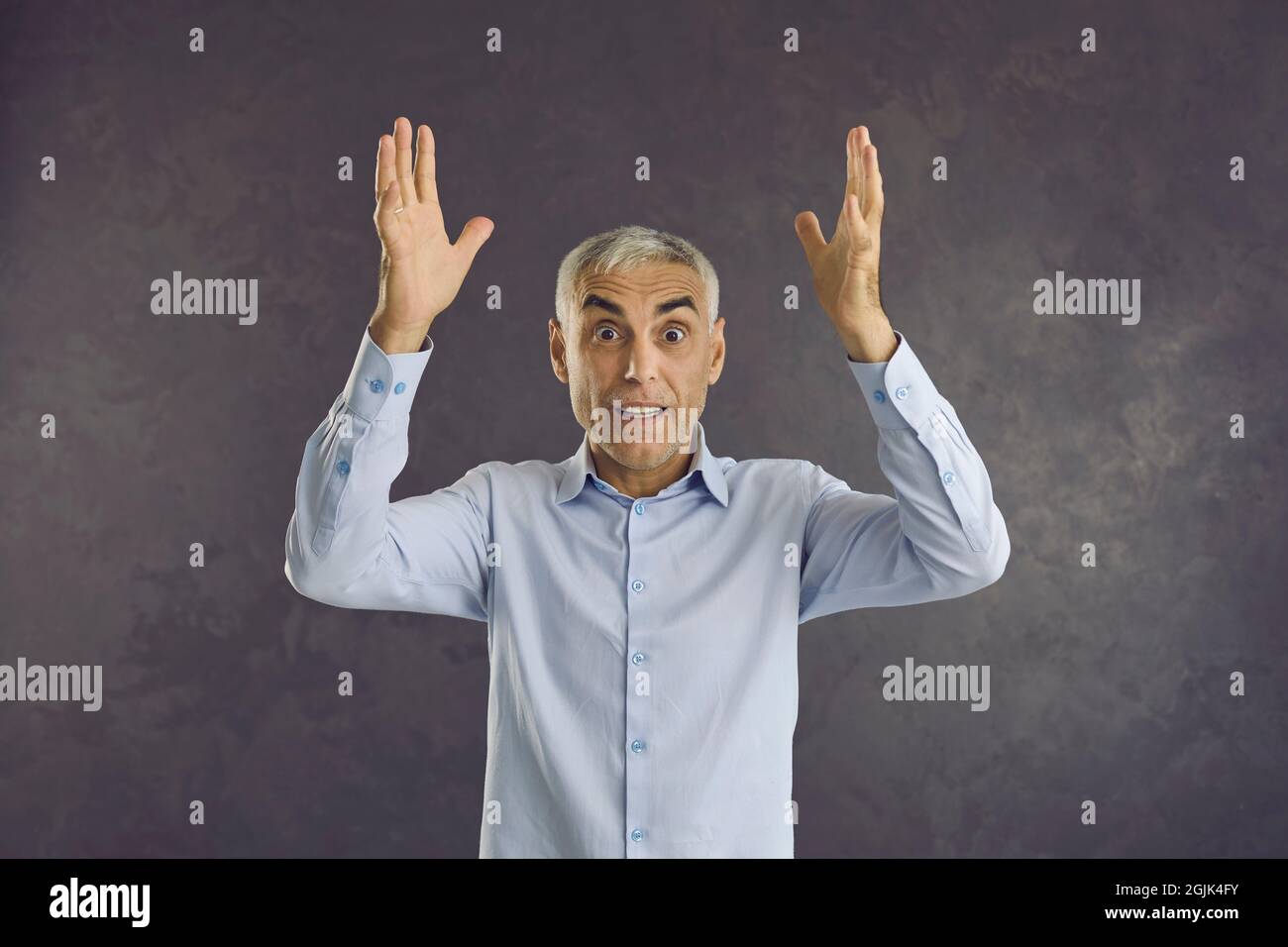 Porträt des staunenden Mannes mittleren Alters fühlen sich schockiert überrascht Stockfoto