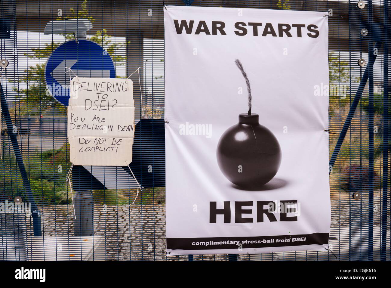 Bomb-Bannerschild protestiert gegen die Defence & Security Equipment International DSEI Waffenmesse, Excel, London, Großbritannien Stockfoto