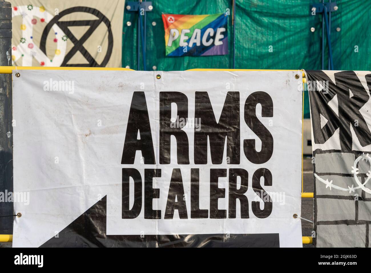 Banner und Schilder, die gegen die Defence & Security Equipment International DSEI Waffenmesse, Excel, London, Großbritannien, protestieren Stockfoto