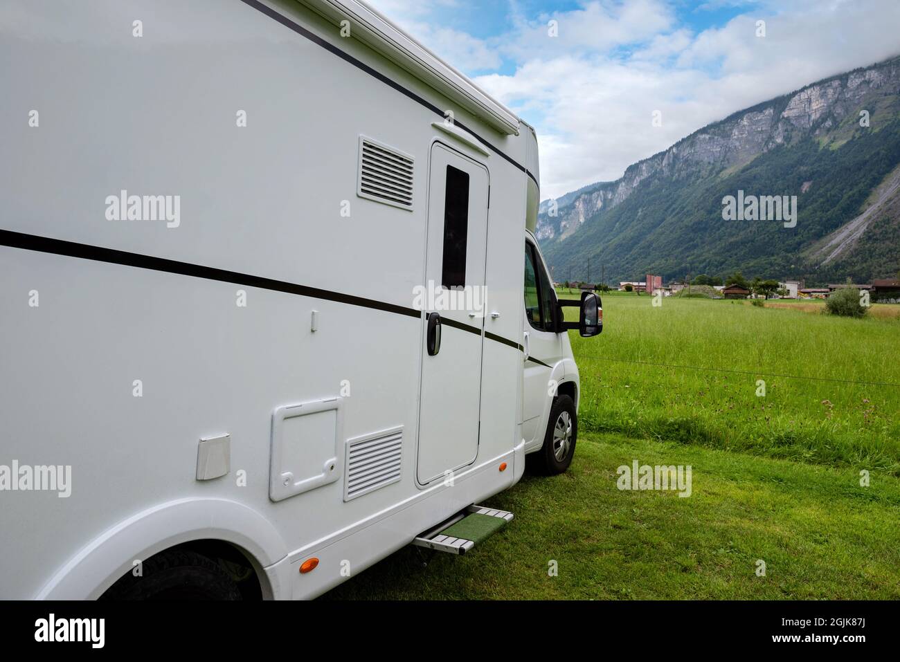 Urlaub mit Wohnwagen. Familienurlaub Reise RV. Urlaubsreise im Wohnmobil. Schweizer Naturlandschaft Stockfoto