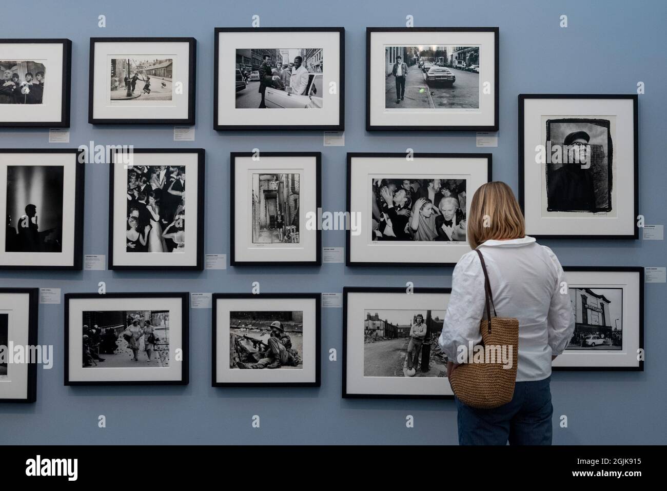 London, Großbritannien. 10. September 2021. A Visitor Views arbeitet am ikonischen Stand von Images auf der Photo London, jetzt im sechsten Jahr. Die Show umfasst Ausstellungen von internationalen Ausstellern, Auszeichnungen, professionelle Fotografie-Workshops und Vorträge. Die Veranstaltung läuft bis zum 12. September im Somerset House. Kredit: Stephen Chung / Alamy Live Nachrichten Stockfoto