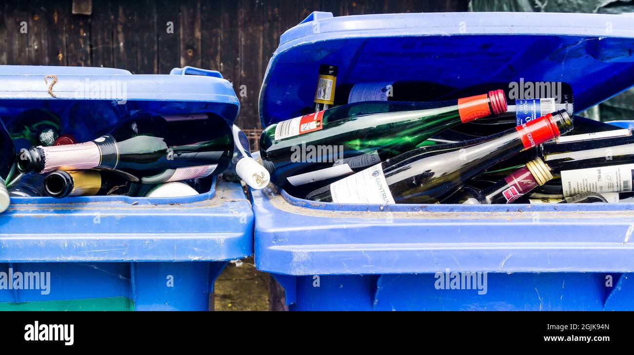 SCHWERIN, DEUTSCHLAND - 15. Juni 2021 Mülltonne gefüllt mit vielen leeren Weinflaschen Stockfoto