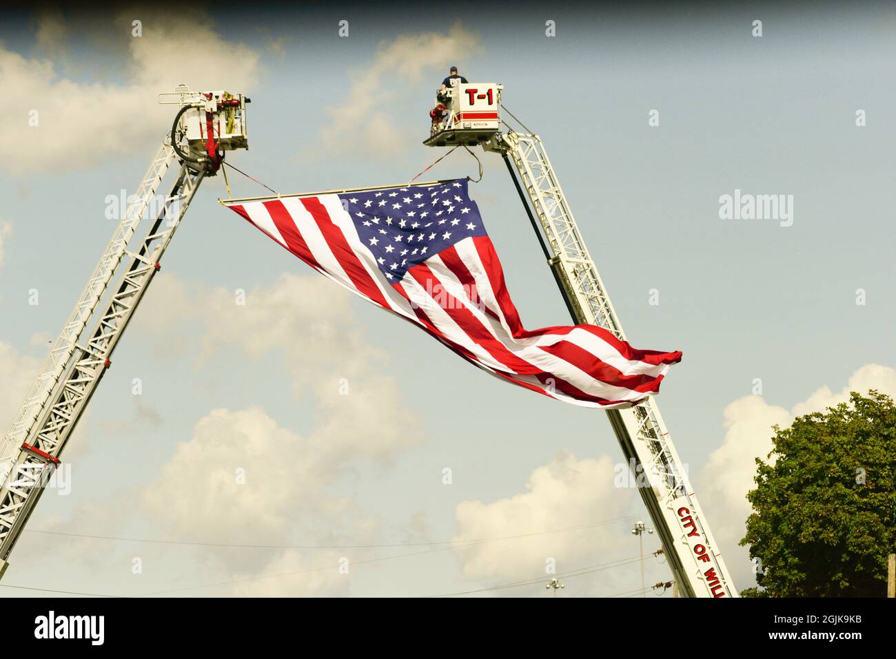 210908-N-AT101-6750 (Sept 8, 2021) BERLIN HEIGHTS, Ohio – die US-Flagge wird auf der Prozessionsroute zu Ehren des Hospital Corpsman 3rd Class Maxton W. Soviak, einer gebürtigen Berlinerin in Heights, Ohio, geflogen, 8. September 2021. Soviak, der am 26. August während eines Angriffs auf das Abbey Gate des Hamid Karzai International Airport in Kabul, Afghanistan, während er die Operation Allies Refuge unterstützte, getötet wurde, erhielt das Abzeichen Purple Heart and Fleet Marine Force Corpsman für seinen mutigen Dienst, während er mit dem 1. Marine Regiment in Afghanistan eingesetzt wurde, 1. Marine Division. (USA Navy Foto von Mass Communication Specia Stockfoto