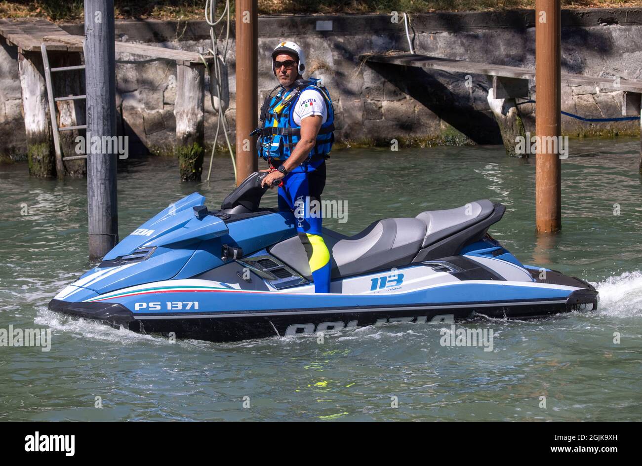 Ein Polizist auf einem Jetski in Venedig patrouilliert während des Filmfestivals in Venedig auf dem Kanal. Stockfoto