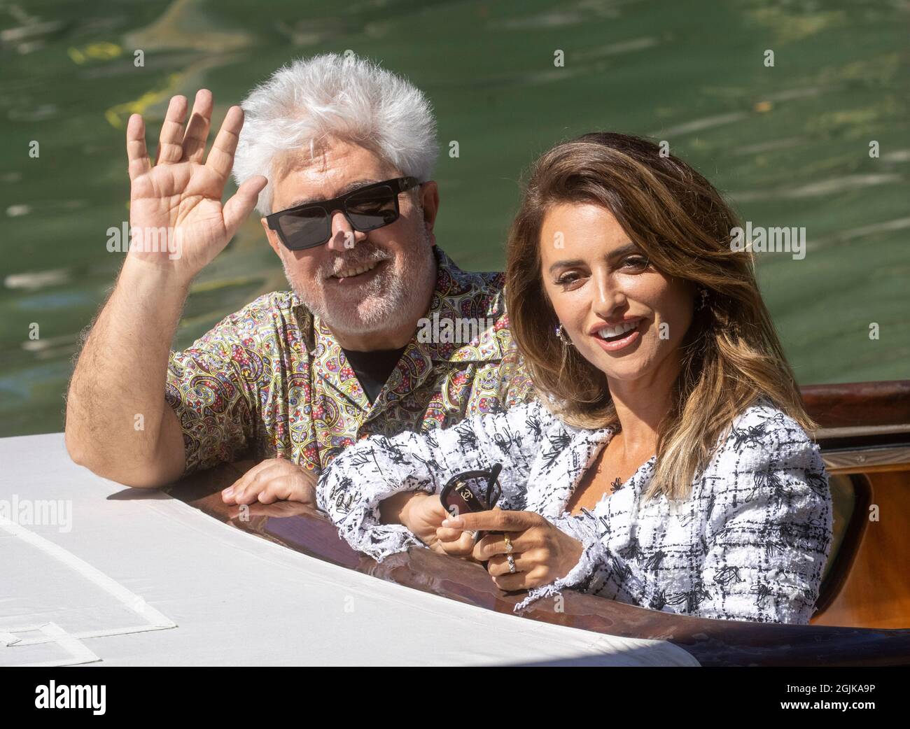 Der spanische Regisseur Pedro Almodovar kommt mit Penelope Cruz zum 78. Filmfestival in Venedig Stockfoto