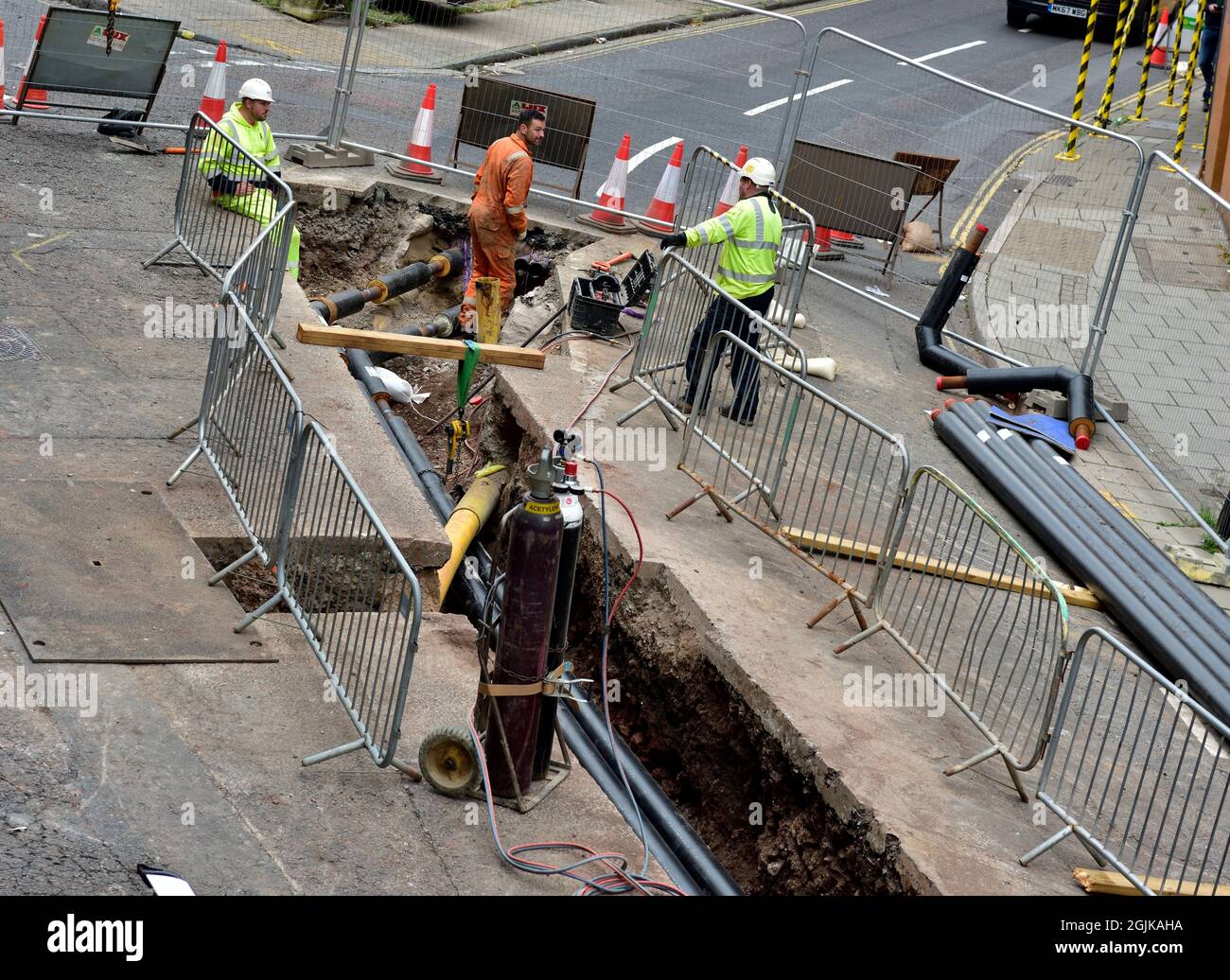 Straßenarbeiten zur Installation isolierter Heißwasser-Fernwärmerohre am Krankenhausstandort, Bristol, Großbritannien Stockfoto