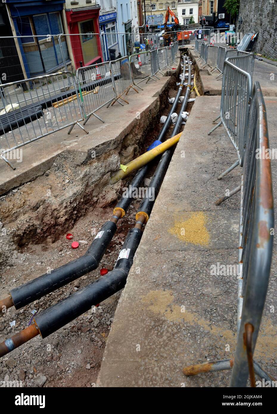 Straßenarbeiten zur Installation isolierter Heißwasser-Fernwärmerohre am Krankenhausstandort, Bristol, Großbritannien Stockfoto