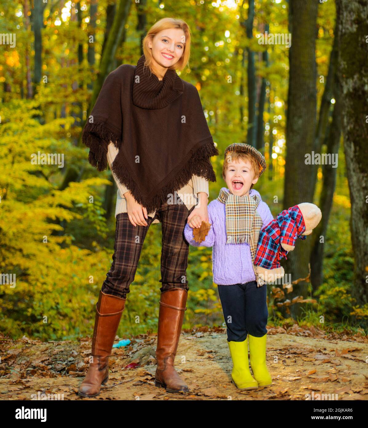 Mutter mit kleinem Sohn im Herbstwald. Glückliche Familie verbringen Zeit zusammen Wandern in der schönen Natur. Stockfoto