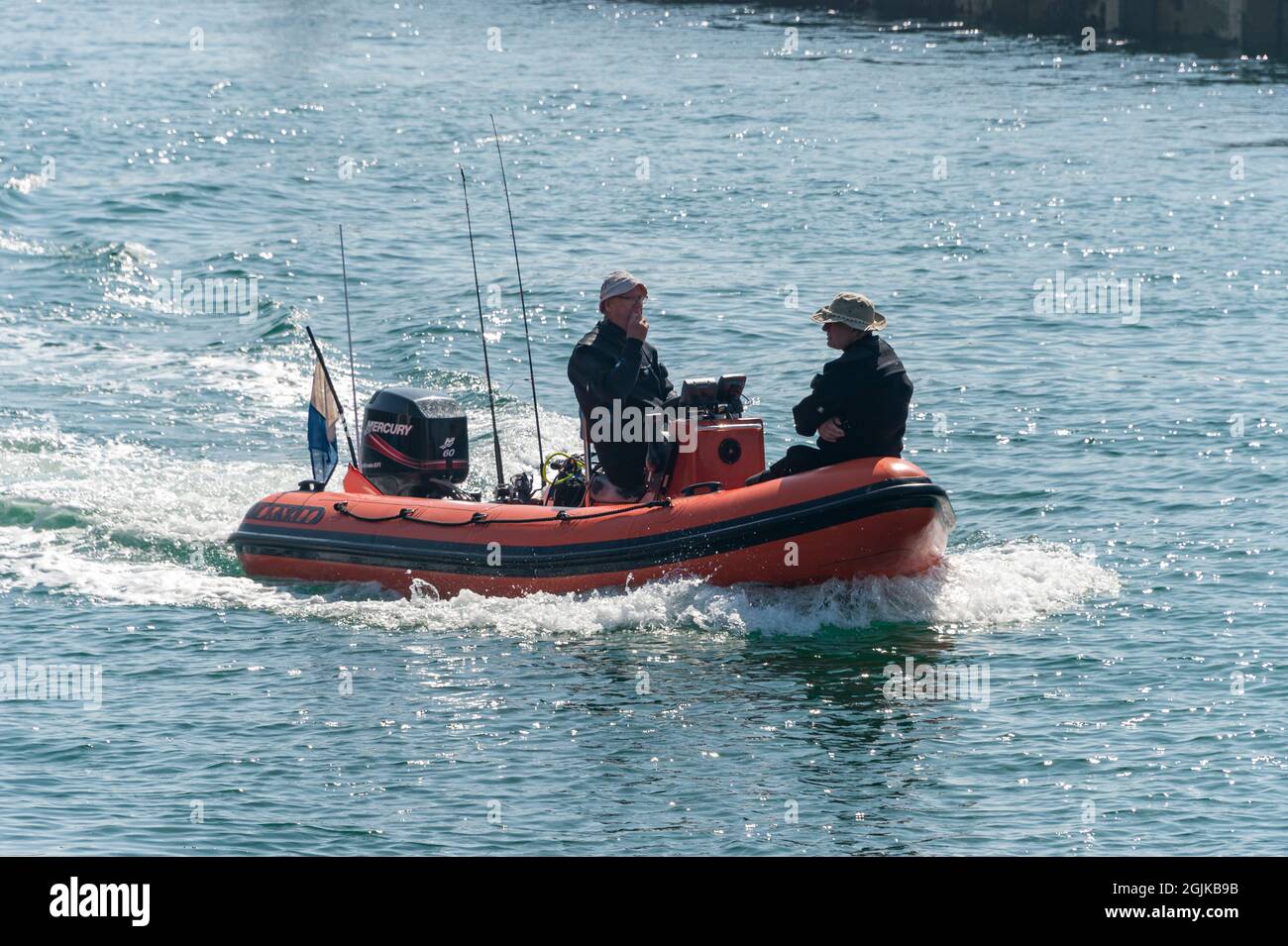 Zwei Taucher kehren mit einem RIB-Schlauchboot nach Littlehampton, Sussex, Großbritannien zurück. Stockfoto