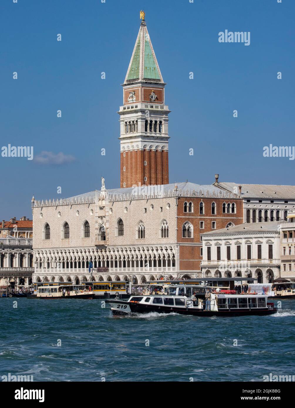 Blick auf den Markusplatz von der anderen Seite der Lagune in Venedig. Napooleon bezeichnete ihn als "den Salon Europas". Stockfoto
