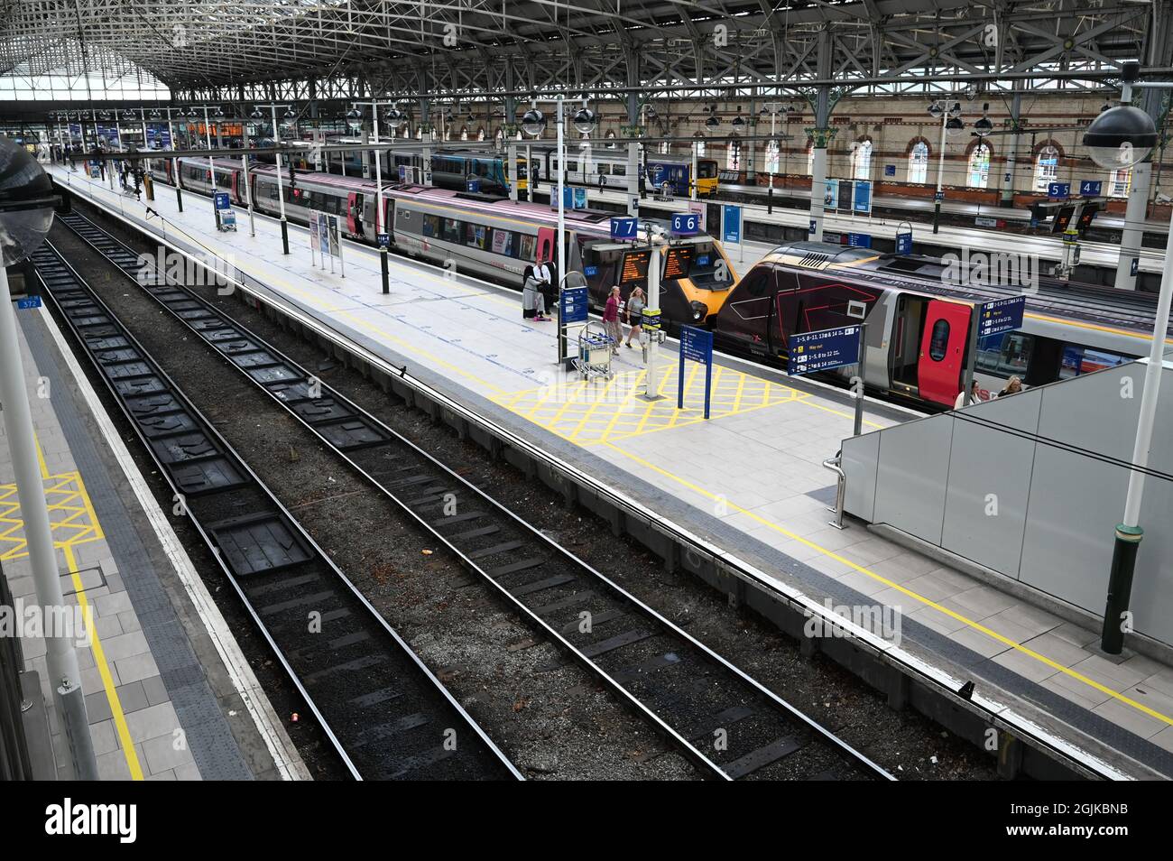 Die Bahnsteige innerhalb der Manchester Piccadilly Station. Stockfoto