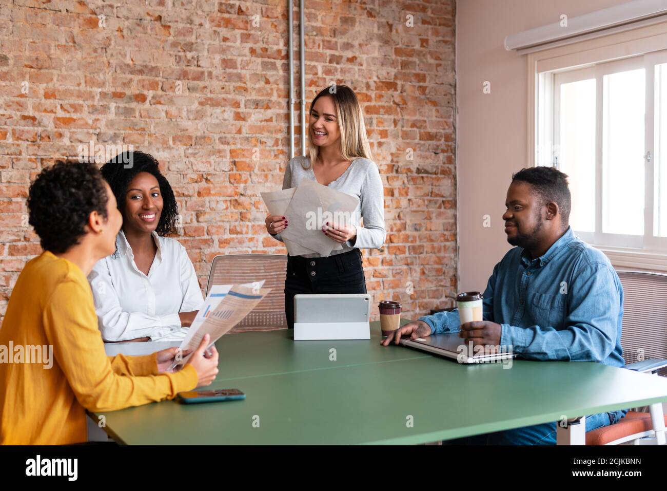 Team von Geschäftsleuten, die Gedanken und Ideen im Besprechungsraum austauschen Stockfoto