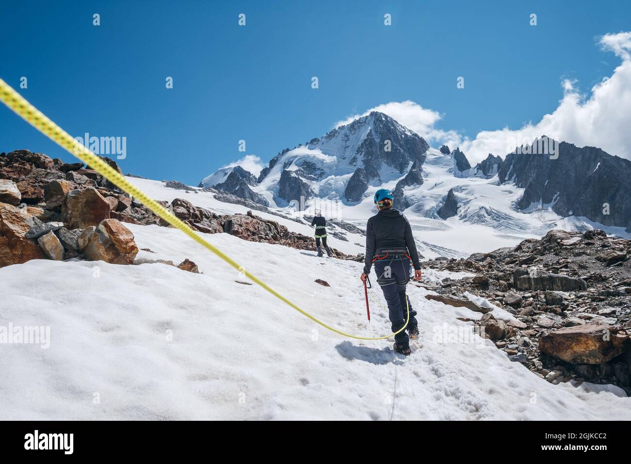 Zwei weibliche Seilteammitglieder am Tag der Akklimatisierung, gekleidet in Bergsteigerkleidung, wandern in Steigeisen mit Eispickeln an verschneiten Hängen in einem Klettern Stockfoto