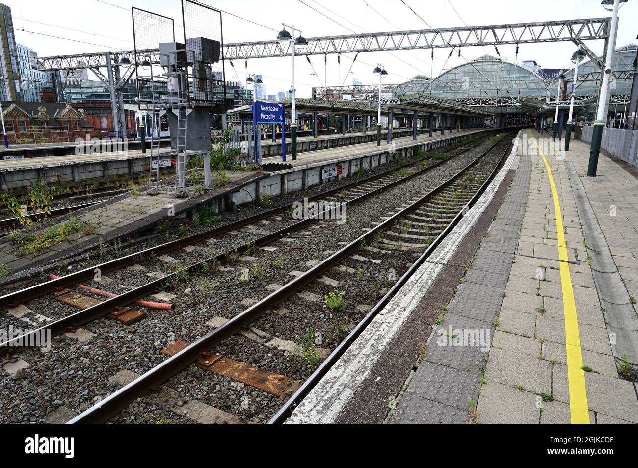 Blick zurück auf den Terminu am Bahnhof Manchester Piccadilly. Stockfoto