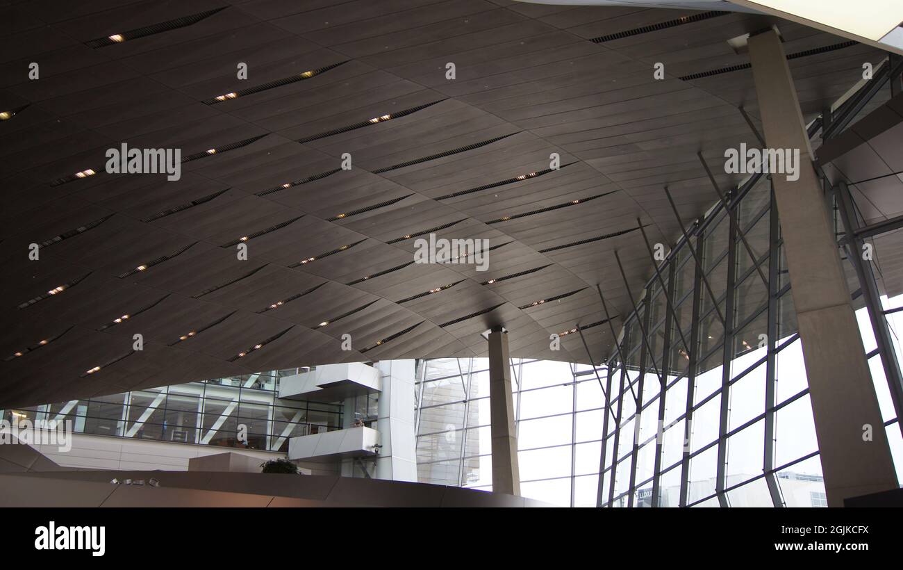 MÜNCHEN, DEUTSCHLAND - 12 Okt 2015: Detail der Dachkonstruktion der BMW Welt München, dem Liefer- und Erlebniszentrum Stockfoto
