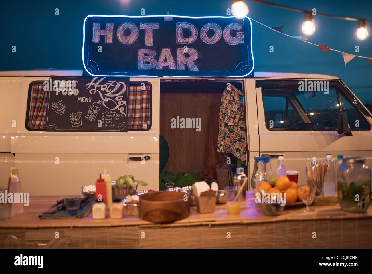 Bild einer Bar im Freien in einem Kleinbus mit Getränken und Essen bei einer Strandparty Stockfoto