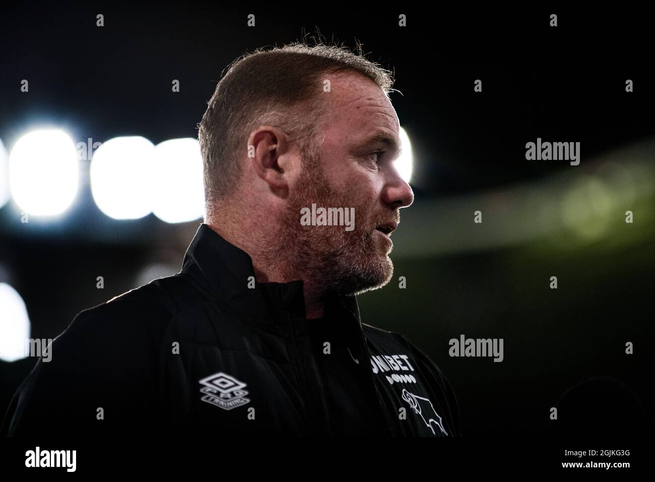 Derby County Manager Wayne Rooney im Pride Park Stadium. Derby County 3-3 Salford City. 10. August 2021. Stockfoto