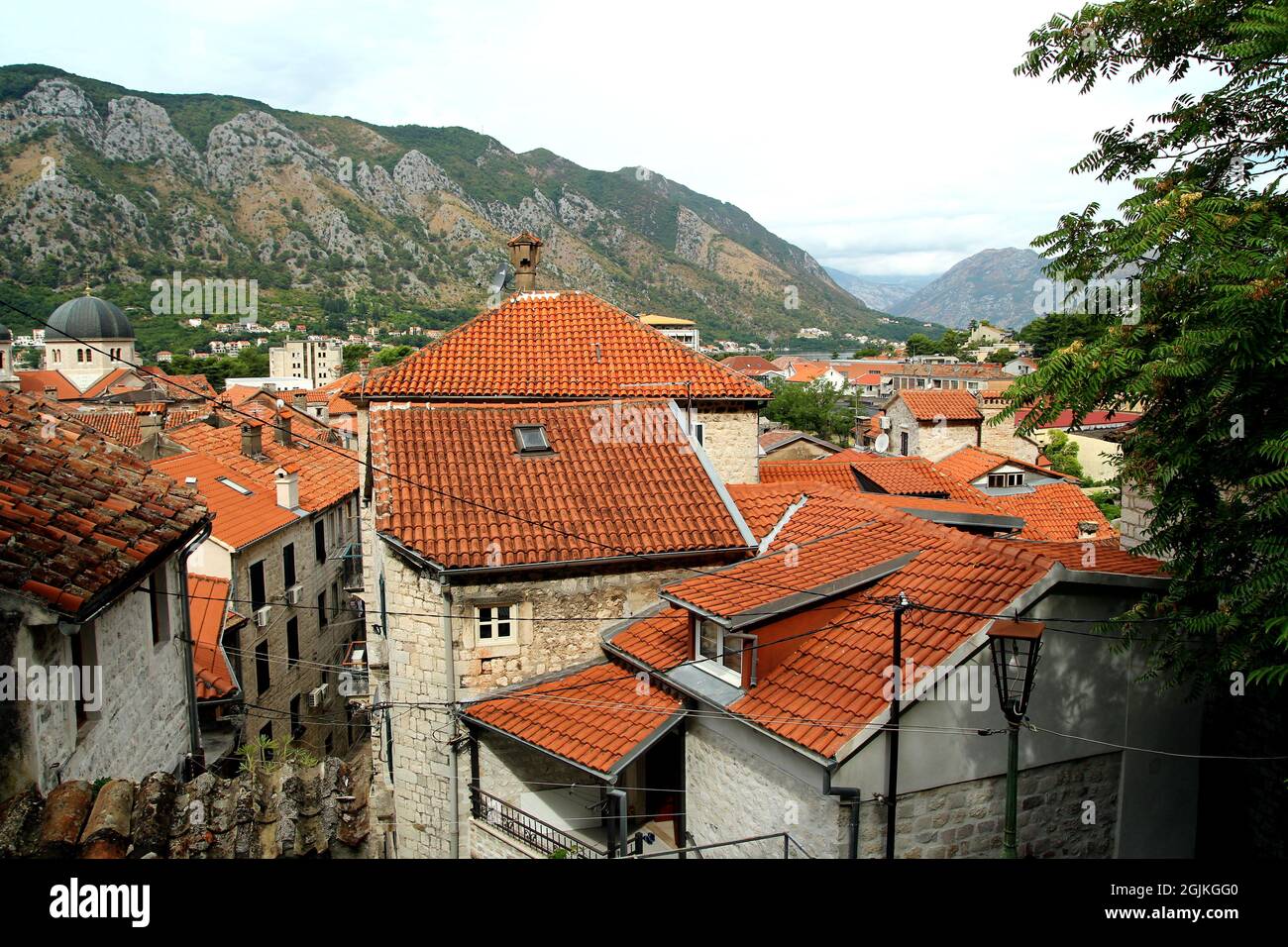 UNESCO-Weltkulturerbe die Stadt Kotor in Montenegro. Alte befestigte Stadt mit roten Dächern von alten Häusern. Bucht von Kotor. Stockfoto