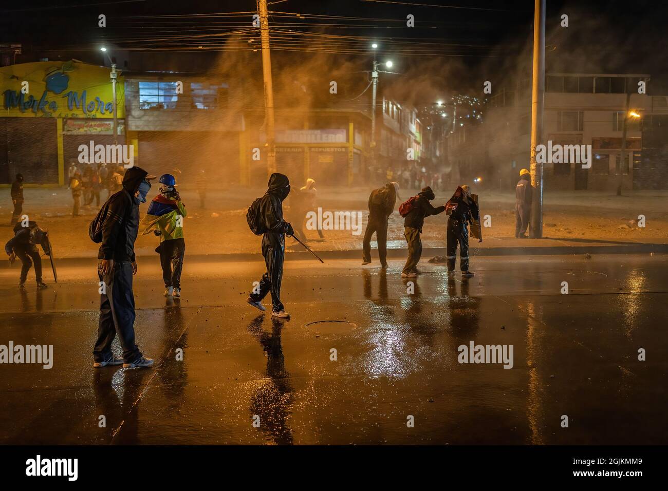 Bogota, Kolumbien. September 2021. Während der Demonstration sprüht die Polizei Wasserwerfer auf die Demonstranten. Der Streik ist eine Reaktion auf den Jahrestag, an dem die Polizei vor einem Jahr in Bogota, Kolumbien, in einer Nacht 13 Menschen getötet hat. Der Protest ist Teil eines laufenden nationalen Streiks, der am 28. April in Kolumbien als Reaktion auf Steuerreformen begann, die die Ärmsten des Landes zum Ziel hätten. (Foto von David Lombeida/SOPA Images/Sipa USA) Quelle: SIPA USA/Alamy Live News Stockfoto