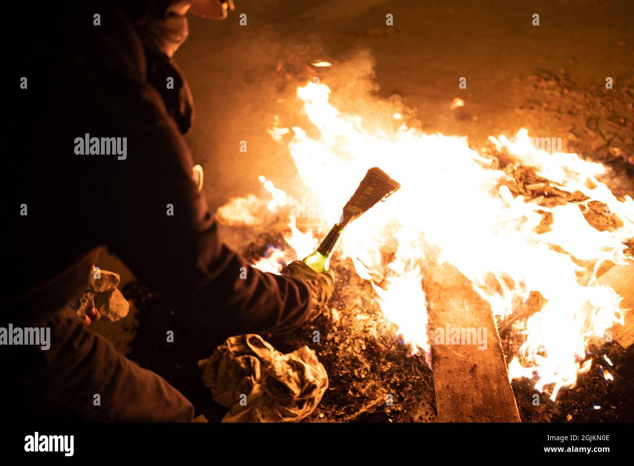 Bogota, Kolumbien. September 2021. Ein Protestler zündet während der Demonstration einen molotow-Cocktail an. Der Streik ist eine Reaktion auf den Jahrestag, an dem die Polizei vor einem Jahr in Bogota, Kolumbien, in einer Nacht 13 Menschen getötet hat. Der Protest ist Teil eines laufenden nationalen Streiks, der am 28. April in Kolumbien als Reaktion auf Steuerreformen begann, die die Ärmsten des Landes zum Ziel hätten. (Foto von David Lombeida/SOPA Images/Sipa USA) Quelle: SIPA USA/Alamy Live News Stockfoto