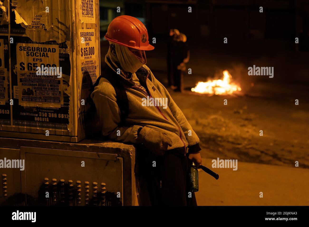 Bogota, Kolumbien. September 2021. Ein Protestler macht während der Demonstration eine Pause. Der Streik ist eine Reaktion auf den Jahrestag, an dem die Polizei vor einem Jahr in Bogota, Kolumbien, in einer Nacht 13 Menschen getötet hat. Der Protest ist Teil eines laufenden nationalen Streiks, der am 28. April in Kolumbien als Reaktion auf Steuerreformen begann, die die Ärmsten des Landes zum Ziel hätten. (Foto von David Lombeida/SOPA Images/Sipa USA) Quelle: SIPA USA/Alamy Live News Stockfoto