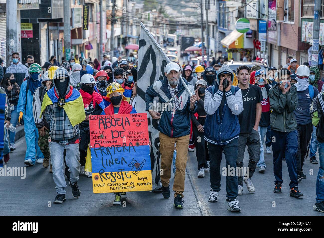 Bogota, Kolumbien. September 2021. Während der Demonstration marschieren die Demonstranten auf der Straße. Der Streik ist eine Reaktion auf den Jahrestag, an dem die Polizei vor einem Jahr in Bogota, Kolumbien, in einer Nacht 13 Menschen getötet hat. Der Protest ist Teil eines laufenden nationalen Streiks, der am 28. April in Kolumbien als Reaktion auf Steuerreformen begann, die die Ärmsten des Landes zum Ziel hätten. (Foto von David Lombeida/SOPA Images/Sipa USA) Quelle: SIPA USA/Alamy Live News Stockfoto