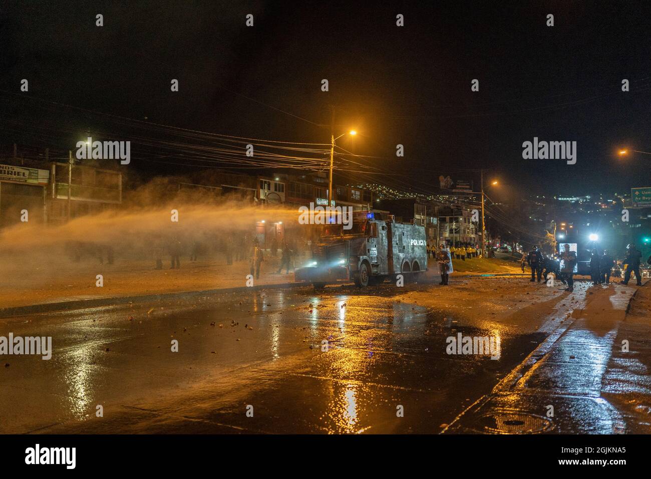 Bogota, Kolumbien. September 2021. Während der Demonstration sprüht die Polizei Wasserwerfer auf die Demonstranten. Der Streik ist eine Reaktion auf den Jahrestag, an dem die Polizei vor einem Jahr in Bogota, Kolumbien, in einer Nacht 13 Menschen getötet hat. Der Protest ist Teil eines laufenden nationalen Streiks, der am 28. April in Kolumbien als Reaktion auf Steuerreformen begann, die die Ärmsten des Landes zum Ziel hätten. (Foto von David Lombeida/SOPA Images/Sipa USA) Quelle: SIPA USA/Alamy Live News Stockfoto