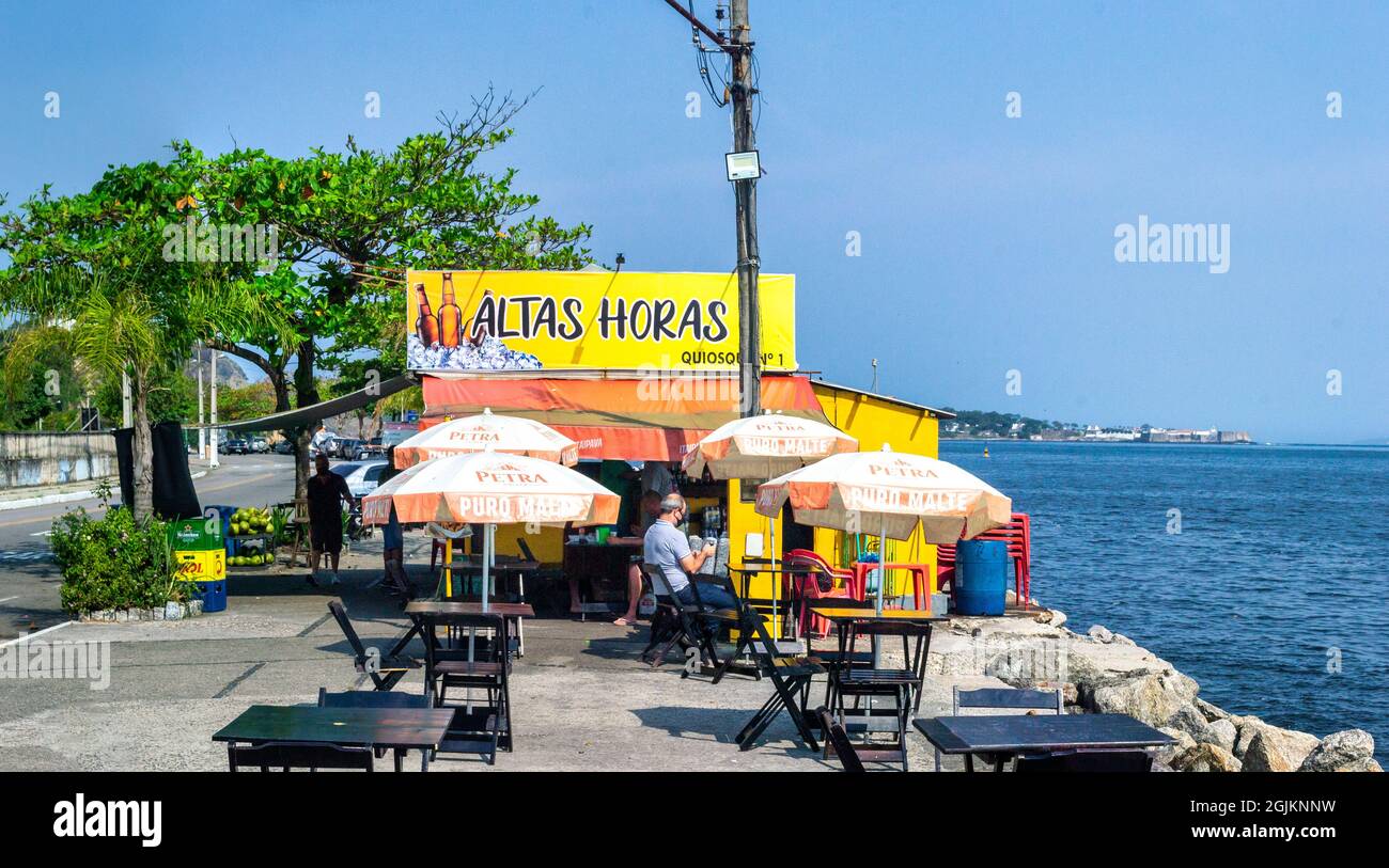 Ein kleines Unternehmen namens „Altas Horas“ im Küstenbereich in Niteroi, Rio de Janeiro, Brasilien. Diese Gegend ist eine Touristenattraktion in der Stadt Stockfoto