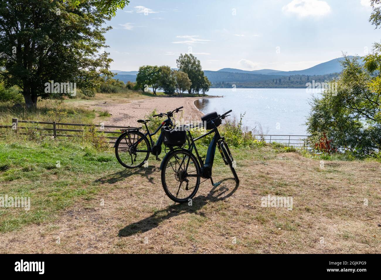 Radfahren rund um Loch Rannoch - Elektrofahrräder, die neben dem Strand, Loch Rannoch, Perth und Kinross, Schottland, Großbritannien, geparkt sind Stockfoto