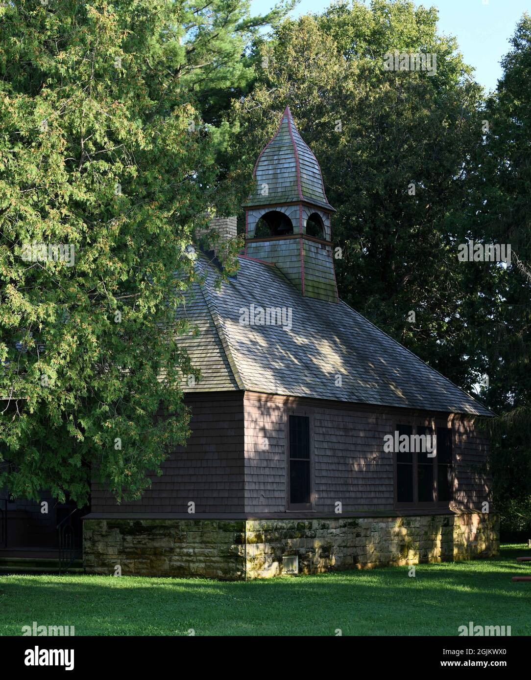 Spring Green, Wisconsin, USA. August 2021. Unity Chapel, gegenüber von Taliesin, Frank Lloyd Wrights Haus und Atelier in Spring Green, Wisconsin, wird am Samstag, 28. August 2021 gezeigt. Taliesin ist eine von acht Wright-Stätten in Amerika, die im Juni 2019 zum UNESCO-Weltkulturerbe ernannt wurden. Dies war und ist die Familienkapelle für Wrights Familie, die im 19. Jahrhundert aus Wales emigrierte. Wright wurde dort begraben, nachdem er 1959 starb. Seine Überreste wurden zerlegt, nachdem seine Frau Olgivanna Wright 1985 starb und nach Taliesin West in Scottsdale, Arizona, zog, um sich mit ihm mischten zu lassen Stockfoto